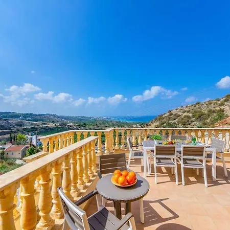Villa In Sleeps 8 With Pool Air Con And Wifi Kissonerga