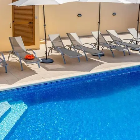 In Sleeps 8 With Pool Air Con And Wifi * Kissonerga