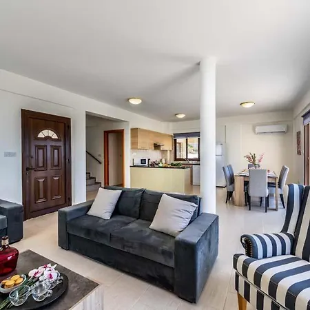 In Sleeps 8 With Pool Air Con And Wifi