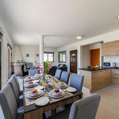 In Sleeps 8 With Pool Air Con And Wifi Villa *