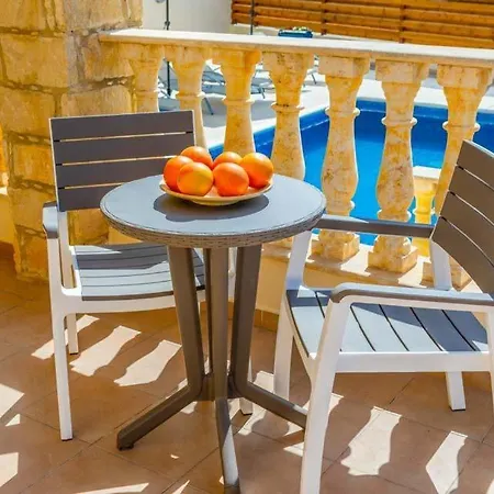 Βίλα In Sleeps 8 With Pool Air Con And Wifi *
