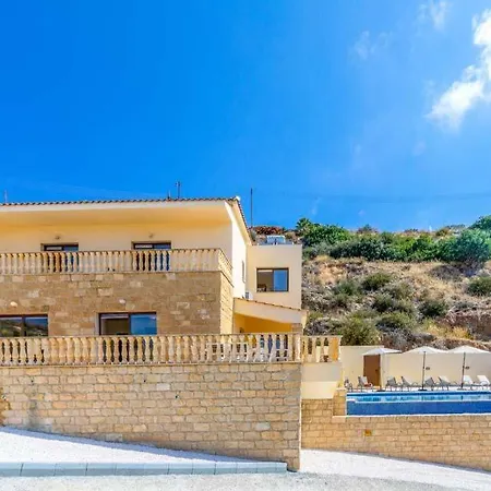 Villa In Sleeps 8 With Pool Air Con And Wifi *