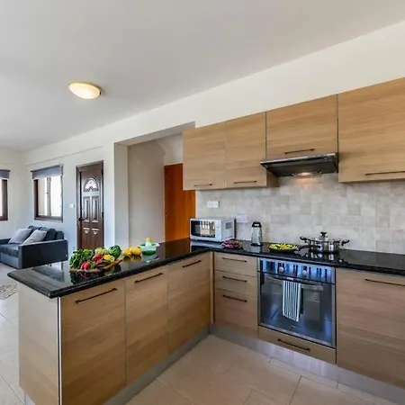 Βίλα In Sleeps 8 With Pool Air Con And Wifi *