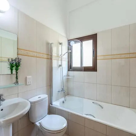 Villa In Sleeps 8 With Pool Air Con And Wifi Kissonerga