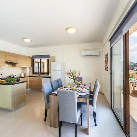 In Sleeps 8 With Pool Air Con And Wifi *